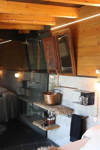 a kitchen with a copper bowl on a counter at Cal Serni in Calbinyà