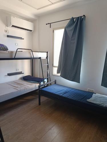 Llit o llits en una habitació de Haifa Hostel