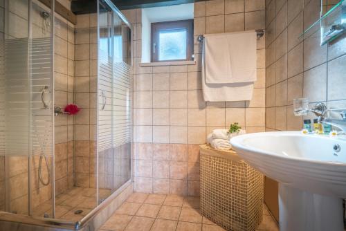 een badkamer met een wastafel en een douche bij San Antonio Villas in Pandokrátor