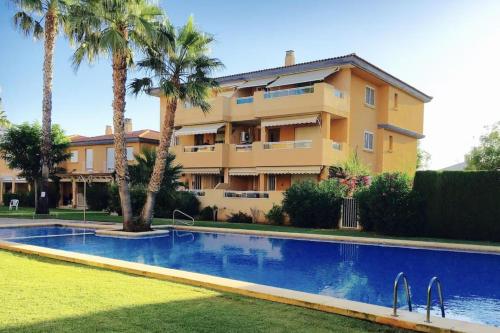 2 bed Apt grt location shared pool outdoor area