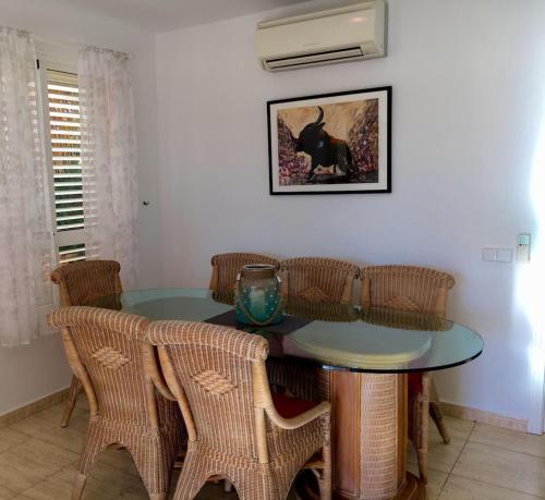 2 bed Apt grt location shared pool outdoor area