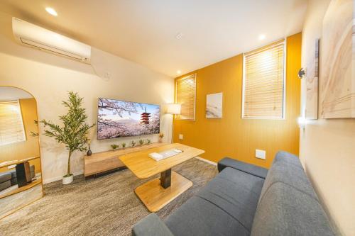 2 mins walk from JR Kameido Station, 9 mins to Akihabara, Near Skytree, Private apartment with 4 single beds for up to 4 ppl