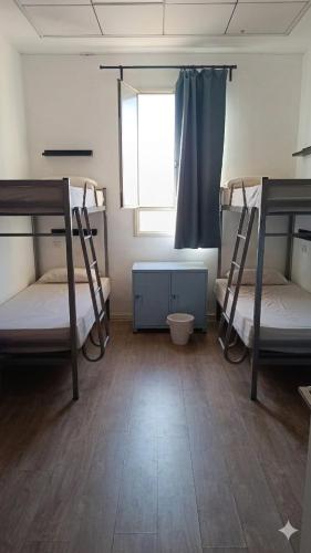 Llit o llits en una habitació de Haifa Hostel