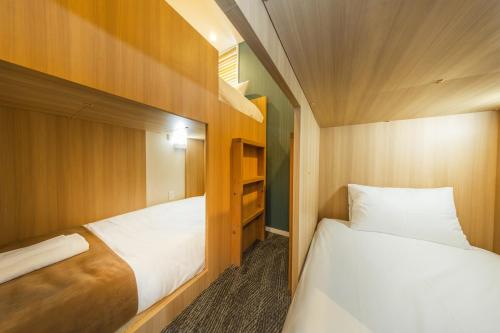 2 mins walk from JR Kameido Station, 9 mins to Akihabara, Near Skytree, Private apartment with 4 single beds for up to 4 ppl