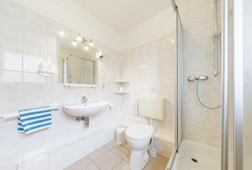a bathroom with a sink toilet and a shower at Haus zur Heimat in Cuxhaven