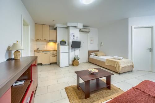 A comfortable apt w balcony 4 min walk to beach