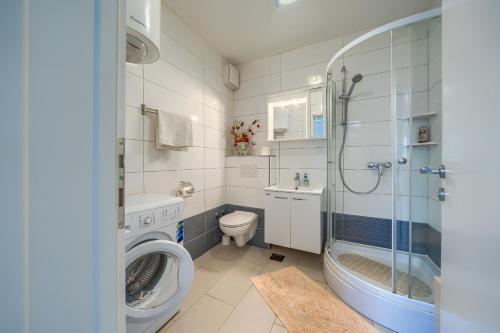 A comfortable apt w balcony 4 min walk to beach