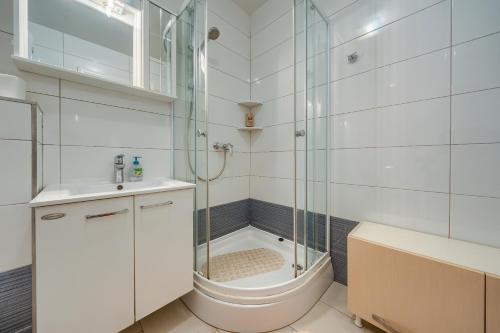 A comfortable apt w balcony 4 min walk to beach
