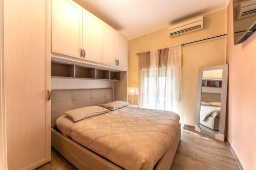 a small bedroom with a bed and a window at Casa Medicea sul canale in Livorno