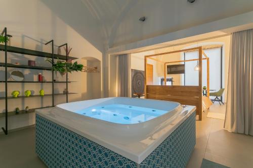 a jacuzzi tub in a living room with at Suite 1926 Luxury Room in Triggiano