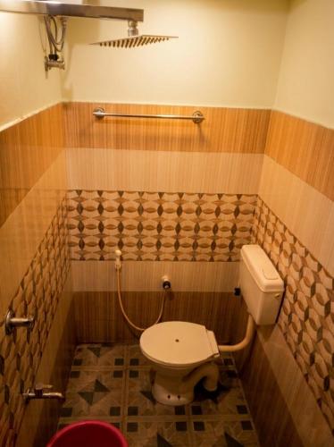a bathroom with a toilet in a room at Villa 9 degrees north in Sultan Bathery
