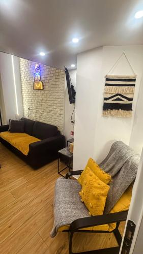 Yellow Skg City Loft