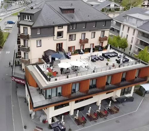 una vista dall'alto di un edificio con balcone di Hotel Central a Engelberg