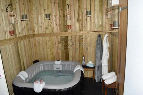 Bany a Orchidée SPA Apartment with Jacuzzi close by Laufen
