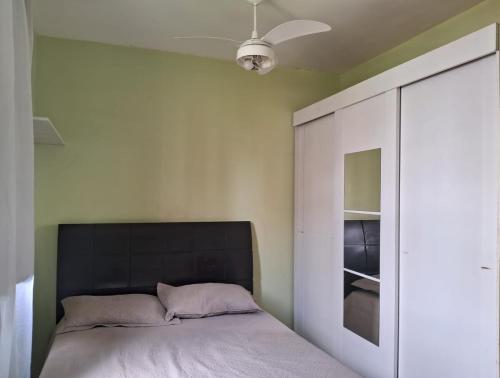 a bedroom with a bed with a black headboard at Apt 3Q Confort Aeroporto Confis Próx Cid Galo e Cid Admininstrativa Gov in Vespasiano