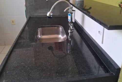 a sink with a bird under a faucet at Apt 3Q Confort Aeroporto Confis Próx Cid Galo e Cid Admininstrativa Gov in Vespasiano