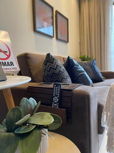 a living room with a couch and a table at Apartamento aconchego na Serra in Bananeiras