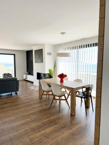 une salle à manger et un salon avec une table et des chaises dans l'établissement Villa du Cap, à San-Martino-di-Lota