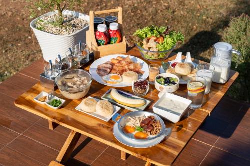 a picnic table with food and drinks on it at PATTA Hideaway Chiang Dao in Chiang Dao