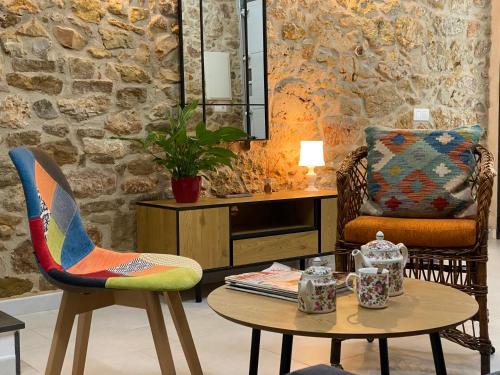 a living room with a chair and a table and a mirror at Los tres castells in La Senia