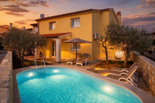 Holiday House with pool Lili, Pet friendy