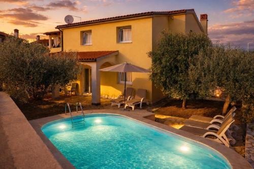 Holiday House with pool Lili, Pet friendy