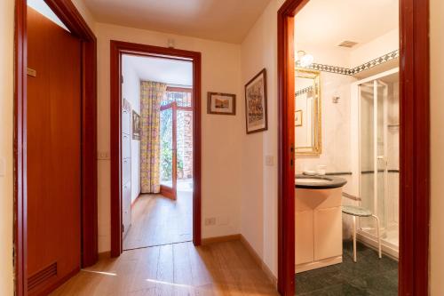 a hallway with a door leading to a bathroom at Villa Bellavista Lakeview Pool in Civenna