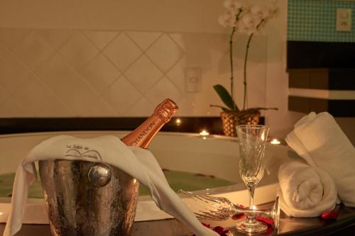 una bottiglia di champagne in un secchio su un tavolo di Le Relais de Marambaia a Barra de Guaratiba