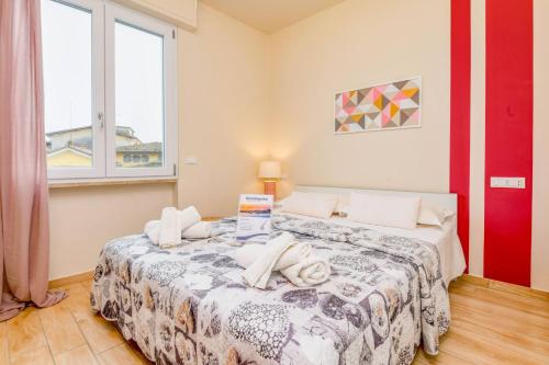 a bedroom with a bed and a window at Casa Vino - Gardagate in Salò
