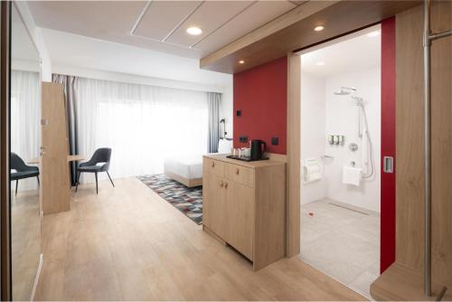 a room with a room with a living room at Hampton By Hilton Targu Mures in Târgu-Mureş