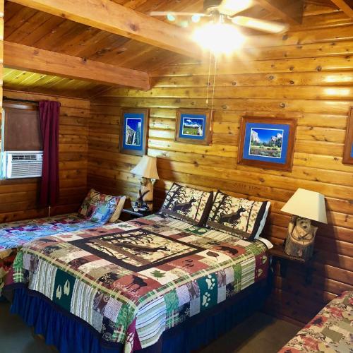 a bedroom with two beds in a log cabin at Virginia Creek Settlement in Bridgeport