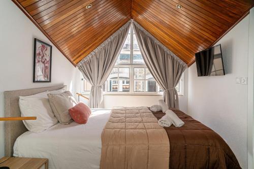 Sesimbra Beach Apartment - The Perfect Seaside Getaway!