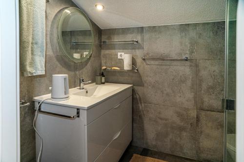 Sesimbra Beach Apartment - The Perfect Seaside Getaway!