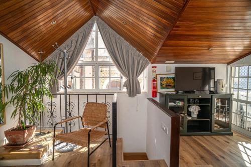 Sesimbra Beach Apartment - The Perfect Seaside Getaway!