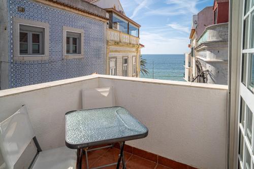 Sesimbra Beach Apartment - The Perfect Seaside Getaway!