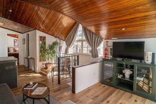 Sesimbra Beach Apartment - The Perfect Seaside Getaway!