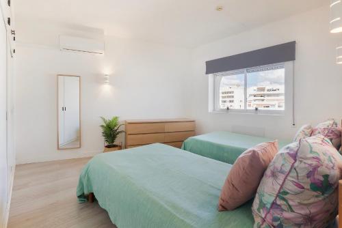 Kissed by the sun, with pool, AC and tennis court by Algarve Dream Holidays