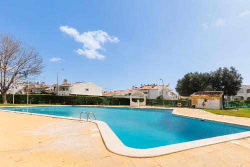 Kissed by the sun, with pool, AC and tennis court by Algarve Dream Holidays