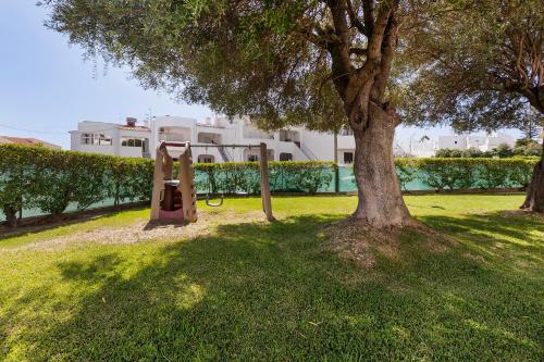 Kissed by the sun, with pool, AC and tennis court by Algarve Dream Holidays