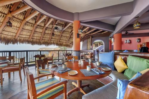 a dining room with a table and chairs at Hilton Grand Vacations Club Zihuatanejo in Zihuatanejo