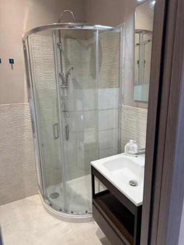 a bathroom with a shower and a sink at Villa BRUNI Wine Guest House in Montefalco