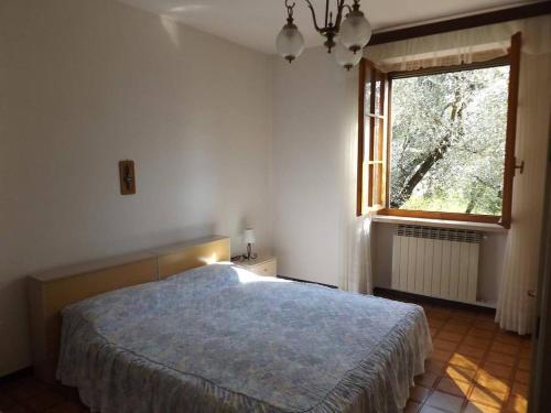 a bedroom with a bed and a window at Villa Rocca in Marciaga