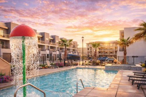 a swimming pool with a fountain in a resort at Stunning Twnhme by Golf*LasPalmas Resort poolpass* Central St. George in St. George