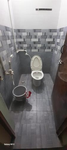a bathroom with a toilet and a bath tub at Mahadev Residency templeview in Tiruvannāmalai