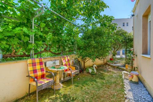 A 2 comfortable apt w terrace & garden near beach