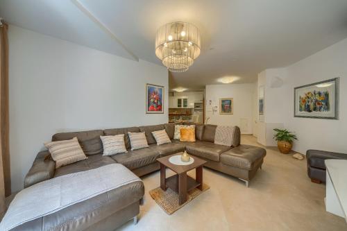 A 2 comfortable apt w terrace & garden near beach