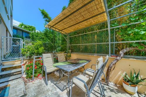 A 2 comfortable apt w terrace & garden near beach