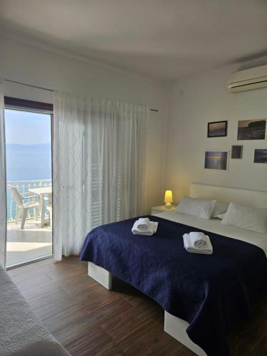 a bedroom with a bed and a view of the ocean at Rooms Falcon in Brist