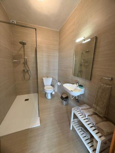 a bathroom with a toilet and a sink and a shower at Villa Serenita in Xagħra