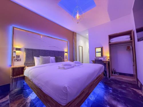 a bedroom with a large bed with white sheets at The Arundell Hotel in Boston